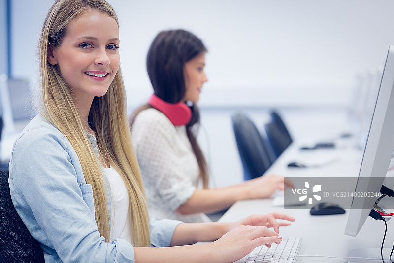 使用电脑的微笑学生们图片素材