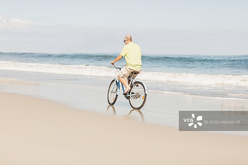 骑自行车的微笑老人图片素材
