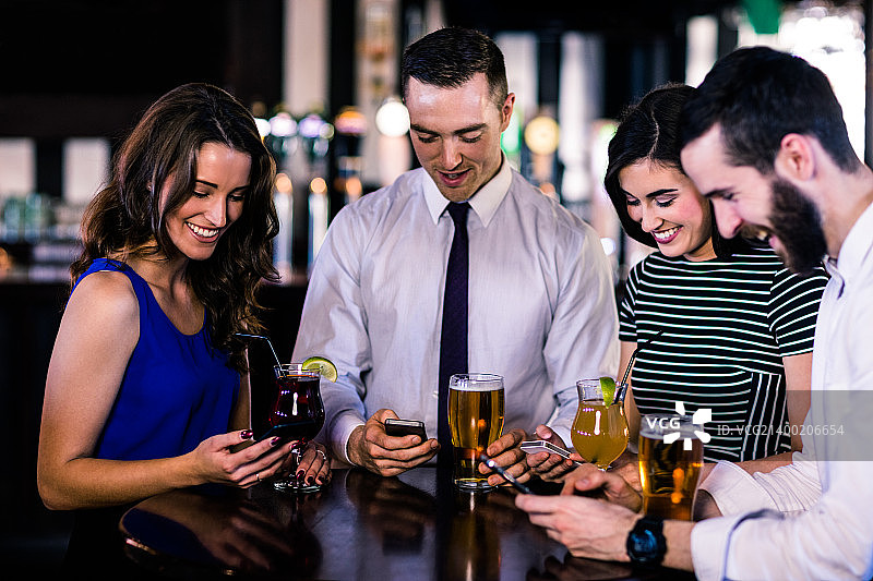 一群朋友发短信图片素材