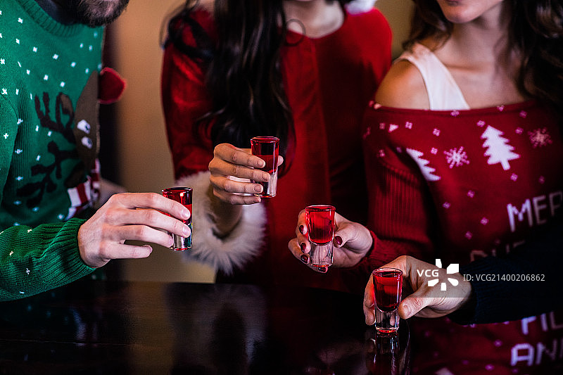 节日聚会上的朋友们正在举杯图片素材