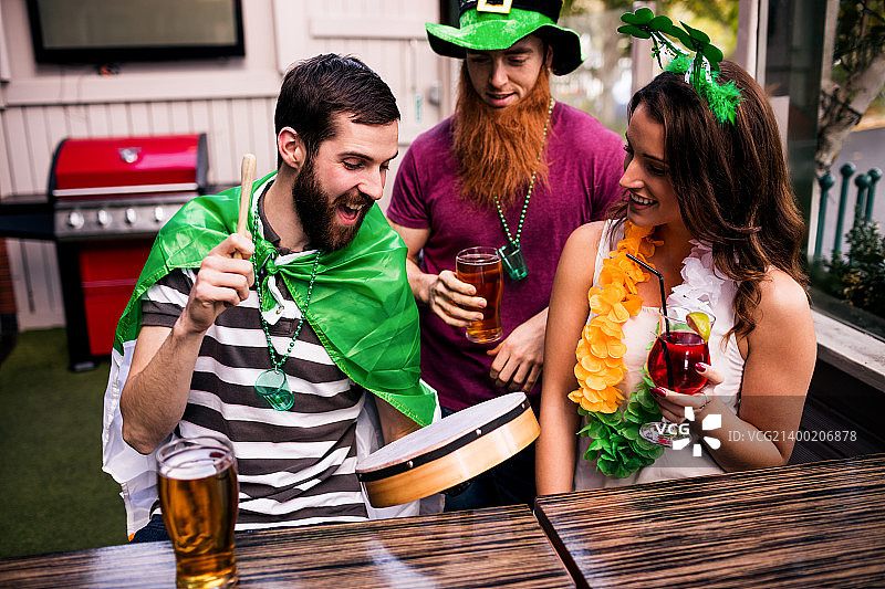 朋友们庆祝圣帕特里克节图片素材