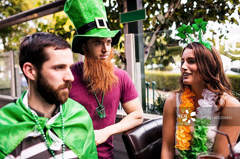 朋友们庆祝圣帕特里克节图片素材