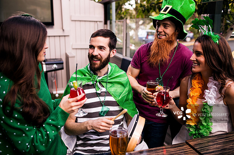 朋友们庆祝圣帕特里克节图片素材