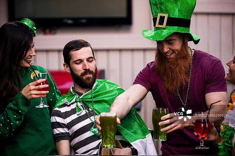 朋友们庆祝圣帕特里克节图片素材