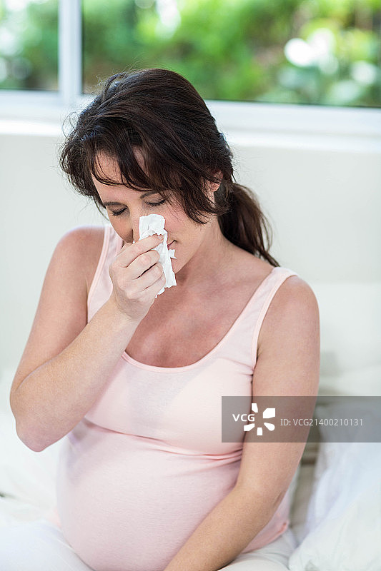 孕妇坐在床上图片素材