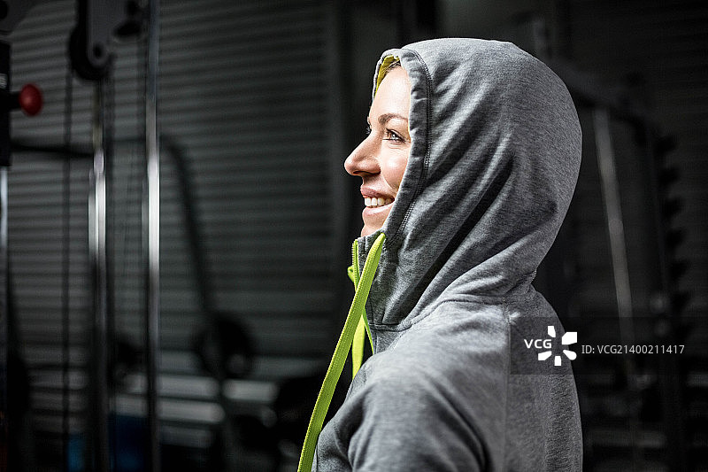 戴头巾的女子肖像图片素材