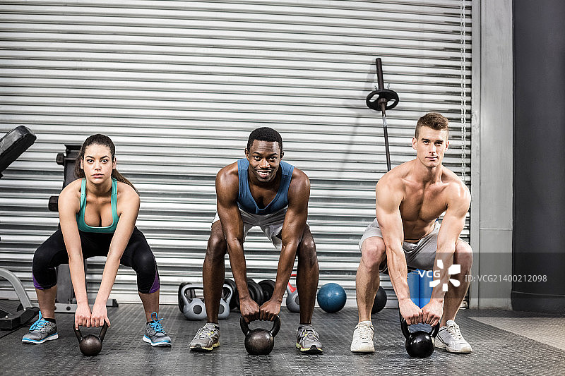 举哑铃的健康人群图片素材