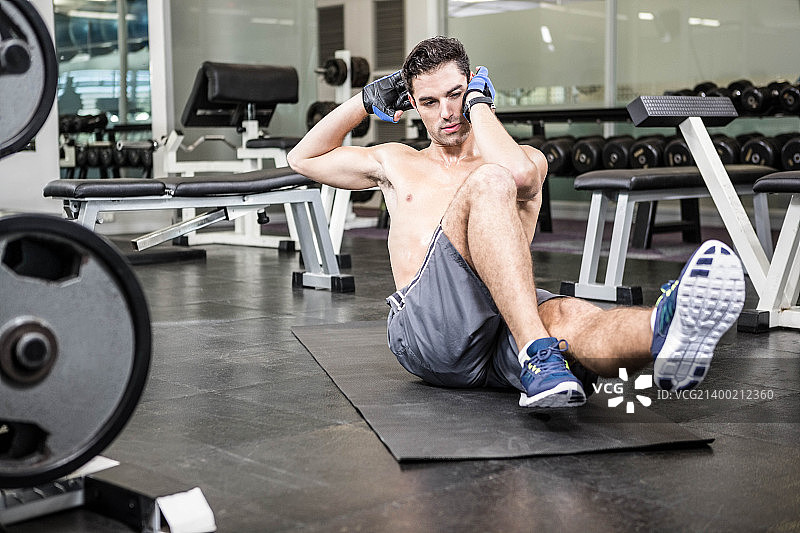 男人做仰卧起坐图片素材