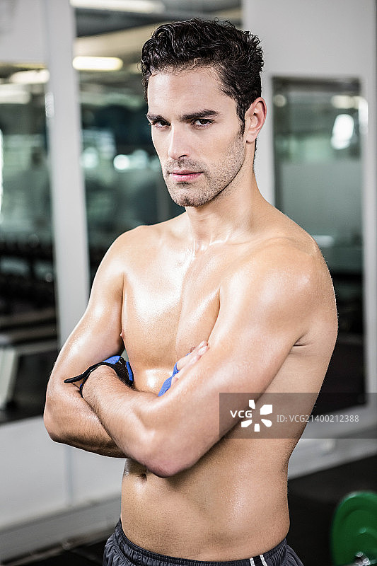 严肃的半裸上身男子图片素材