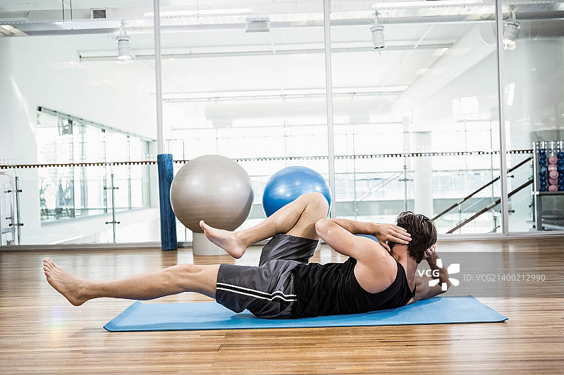 健壮男人在做腹部运动图片素材