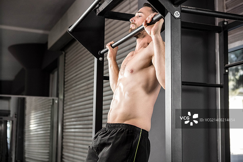 做引体向上的男人图片素材