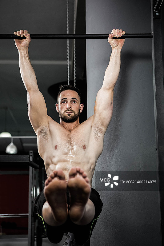 做引体向上的男人图片素材