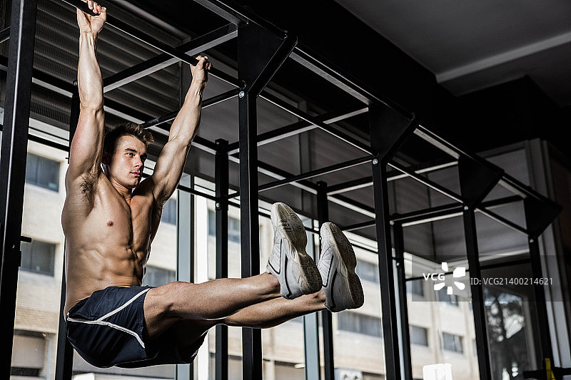 做引体向上的男人图片素材
