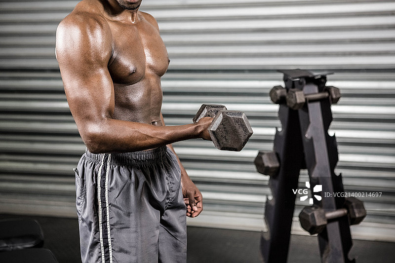 赤膊男人举哑铃图片素材