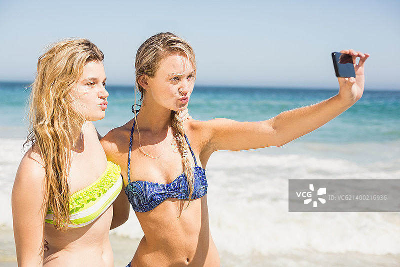 两个朋友在海边图片素材