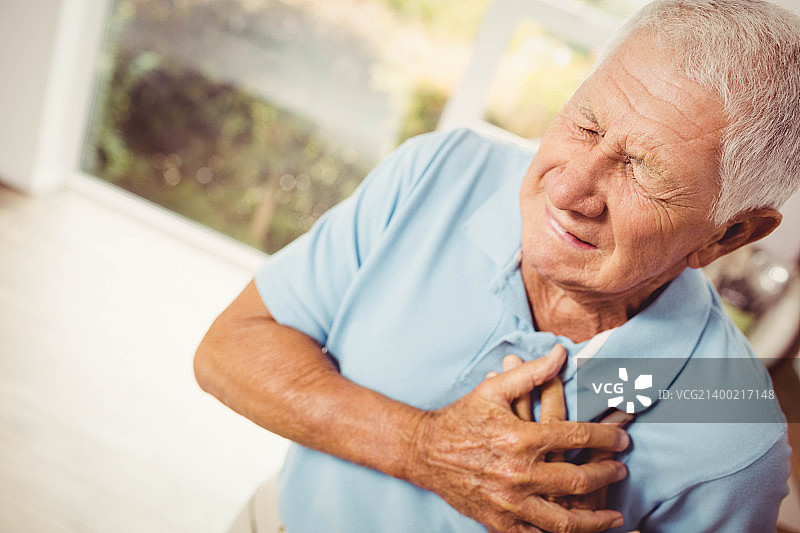 疼痛的老年男性图片素材