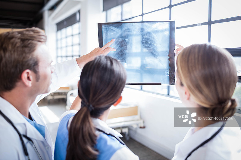 医疗团队正在查看X光片图片素材