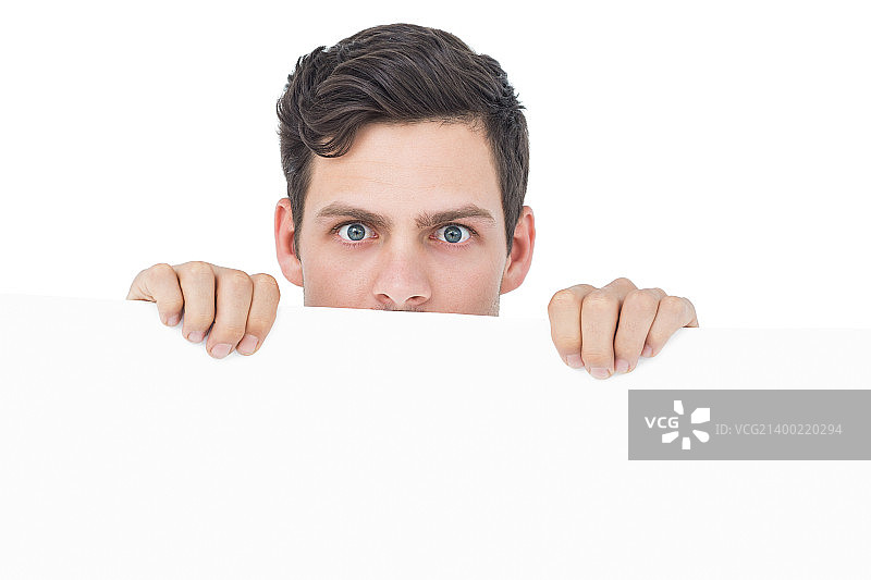 手拿白色盆栽的英俊男人图片素材