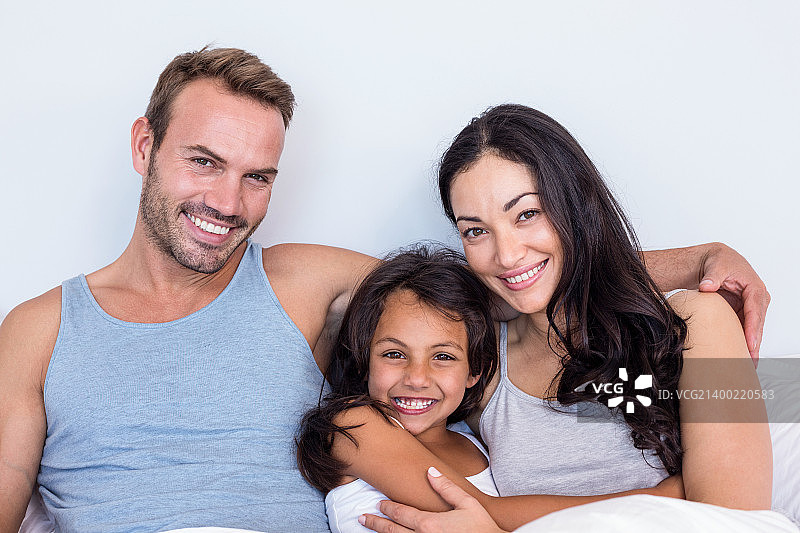 幸福的一家在卧室里图片素材