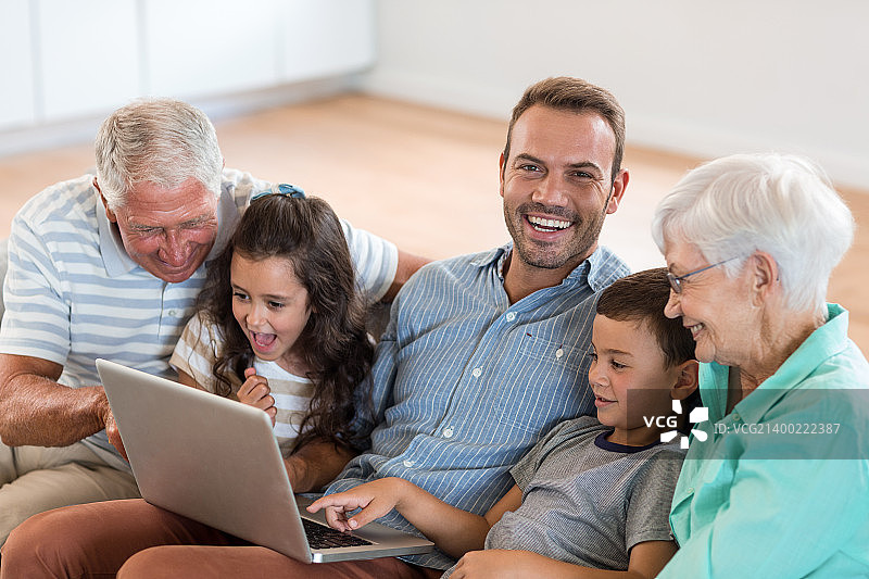幸福的一家人坐在沙发上图片素材