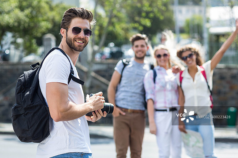 手持数码相机的男子图片素材