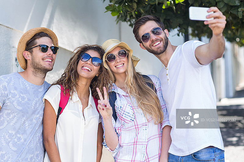 在街上自拍的时尚朋友图片素材