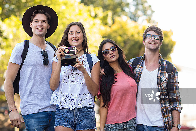 户外旅行的时尚朋友图片素材