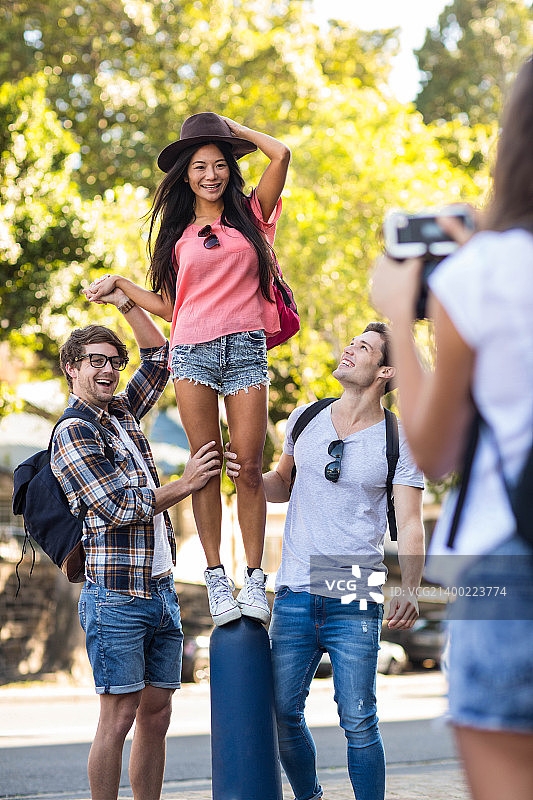 摆姿势拍照的时尚朋友图片素材