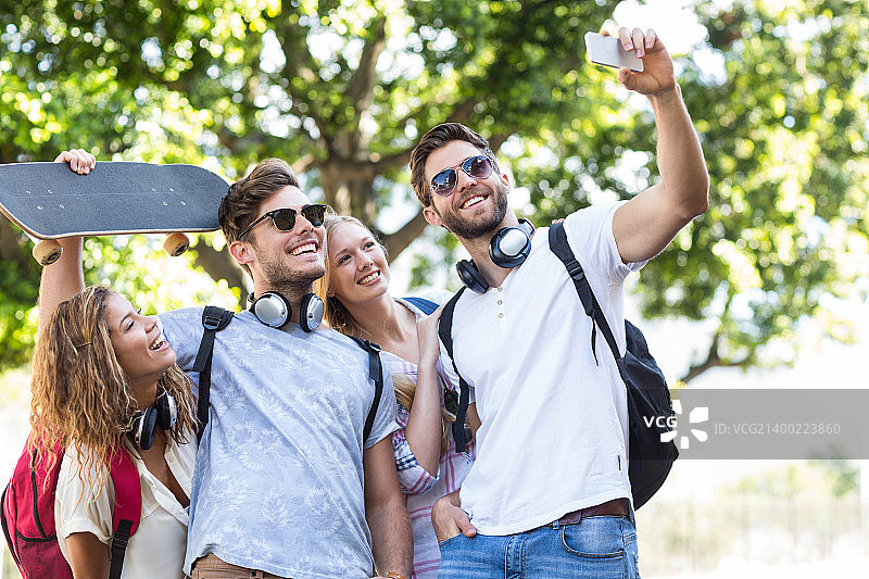 时髦的朋友在户外自拍图片素材