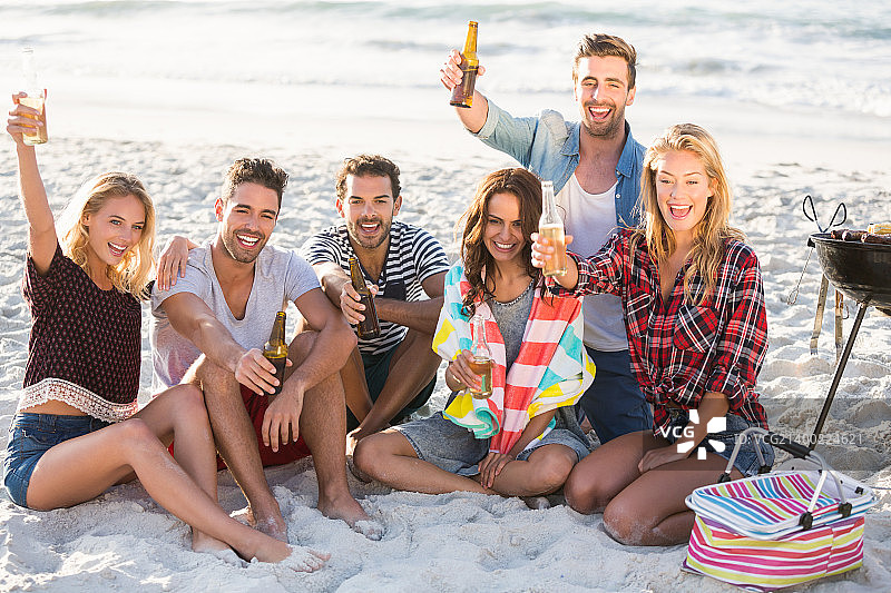 朋友们在海滩喝啤酒图片素材