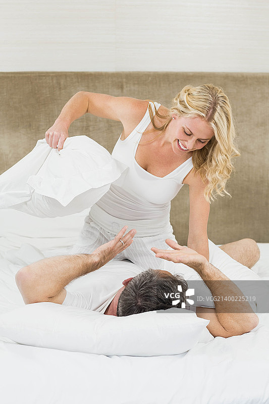 可爱情侣玩枕头大战图片素材