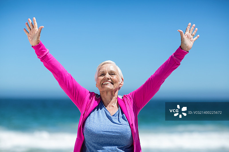伸出双臂的中年妇女图片素材
