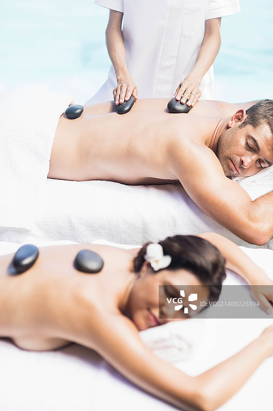情侣享受热石按摩图片素材