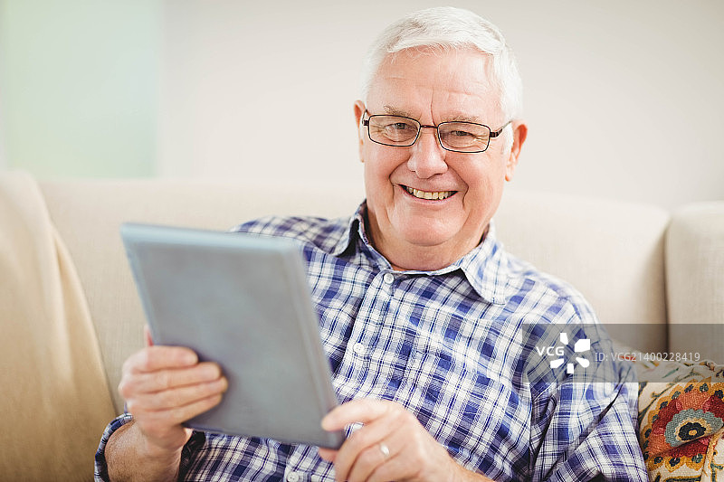 年长男人坐姿肖像图片素材