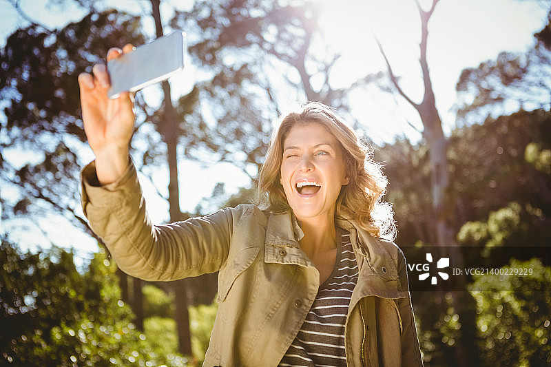 微笑的女人自拍图片素材