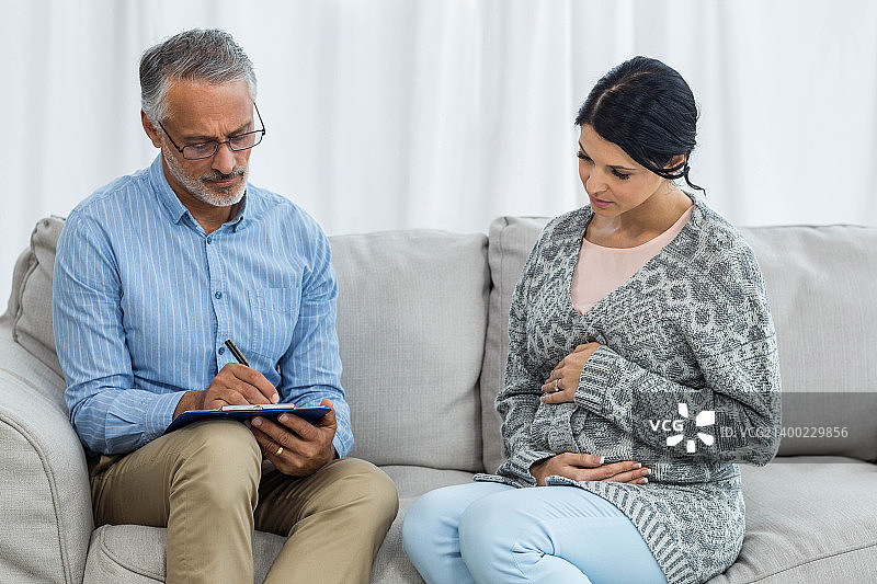 理疗师安慰一位女士图片素材