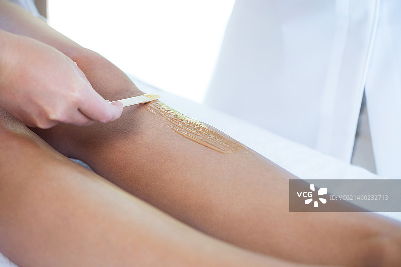 为女士做蜜蜡脱毛图片素材