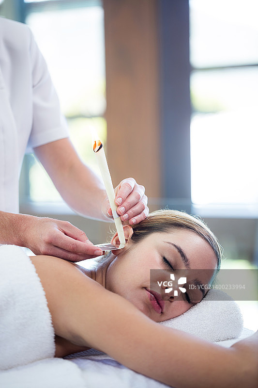 女子接受耳烛护理图片素材