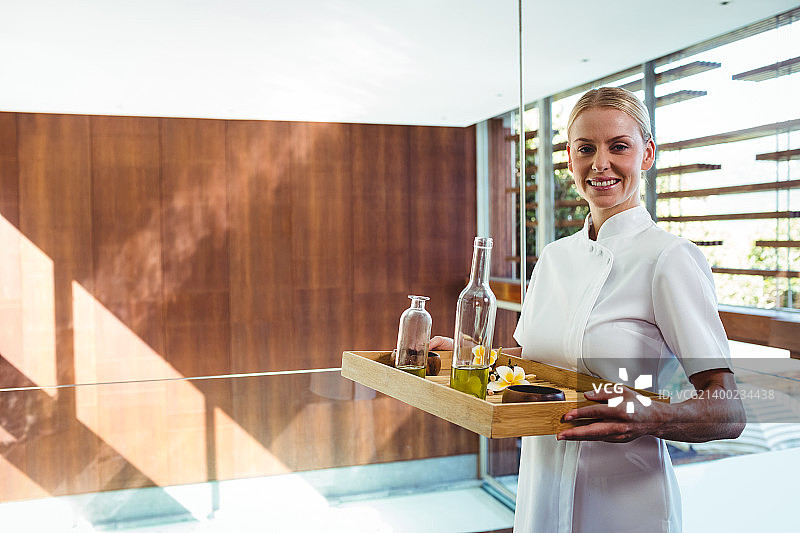 微笑的女按摩师拿着托盘图片素材