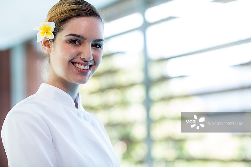 微笑的按摩师肖像图片素材