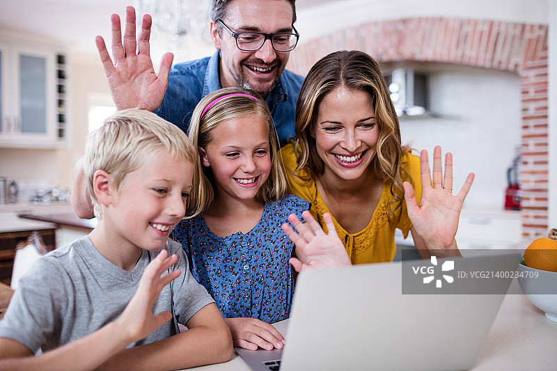 家长和孩子们挥手图片素材