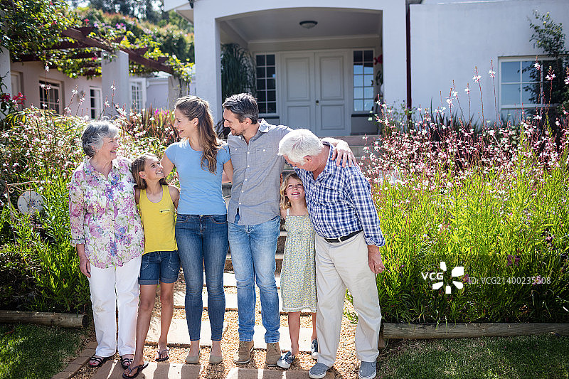 站立着的多代同堂家庭图片素材