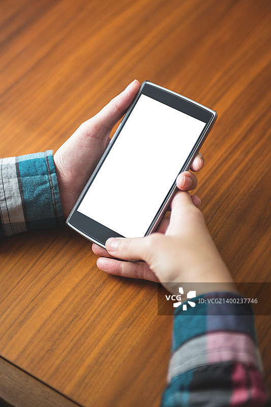 女人坐在桌旁打字图片素材