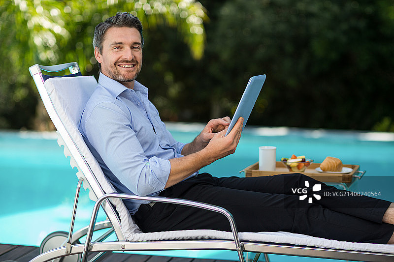 男士在日光躺椅上放松图片素材