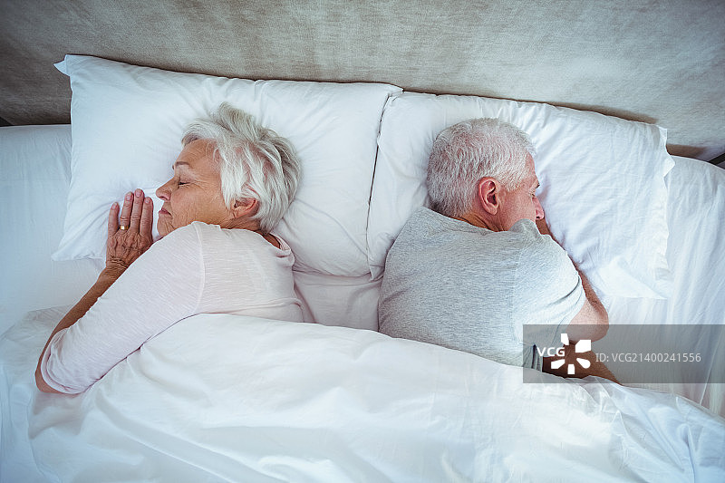 俯瞰老年夫妇图片素材