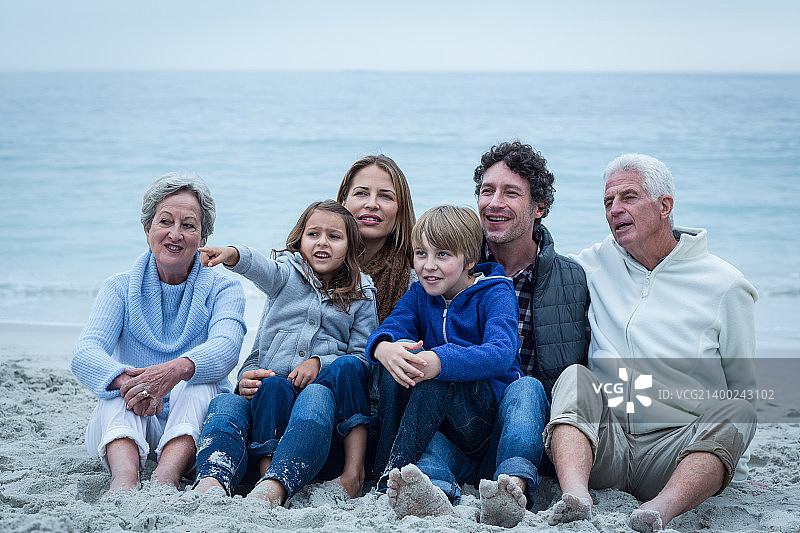 微笑的一家人看向远方图片素材