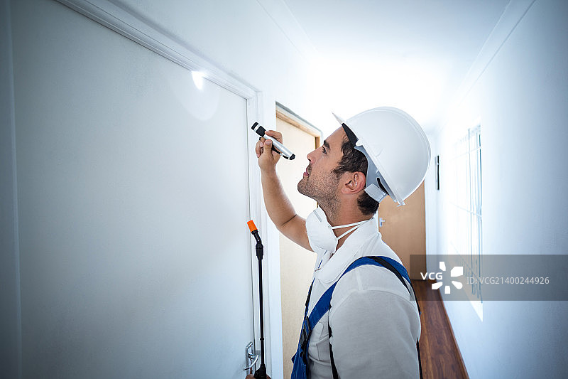 工人使用闪光灯的侧视图图片素材