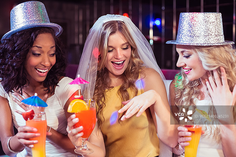 女孩们庆祝单身派对图片素材