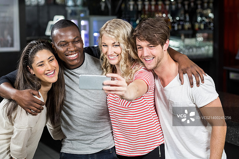 朋友们在酒吧自拍图片素材