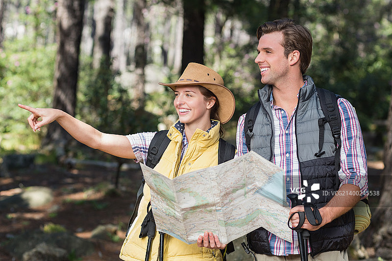 与伴侣一起指向远方的女人图片素材